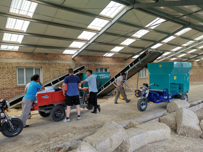 河北客户购买撒料车和饲料榴莲视频在线版观看